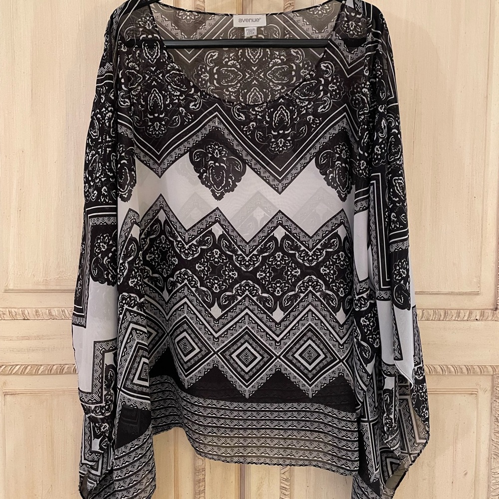 Avenue Geometric Sheer Top Size 22/24⭐️